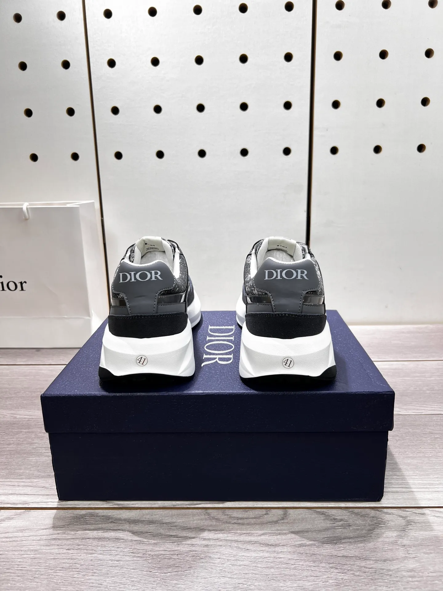 Factory price: 440💰Dior official website new style🎁🎁fashionable casual men's shoes👟, popular style💥simple and elegant version, exclusive for trendy men. Unique official website latest brand elements 👑original decoration, fashionable and generous, imported first-layer cowhide with original fabric✅breathable mesh lining, official website designated wear-resistant casual outsole, counter classic model taken in kind🎬Four colors available, code 38-44. Can be customized 45 non-returnable
